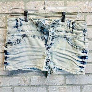 Great shorts for summer. White washed with blue details.